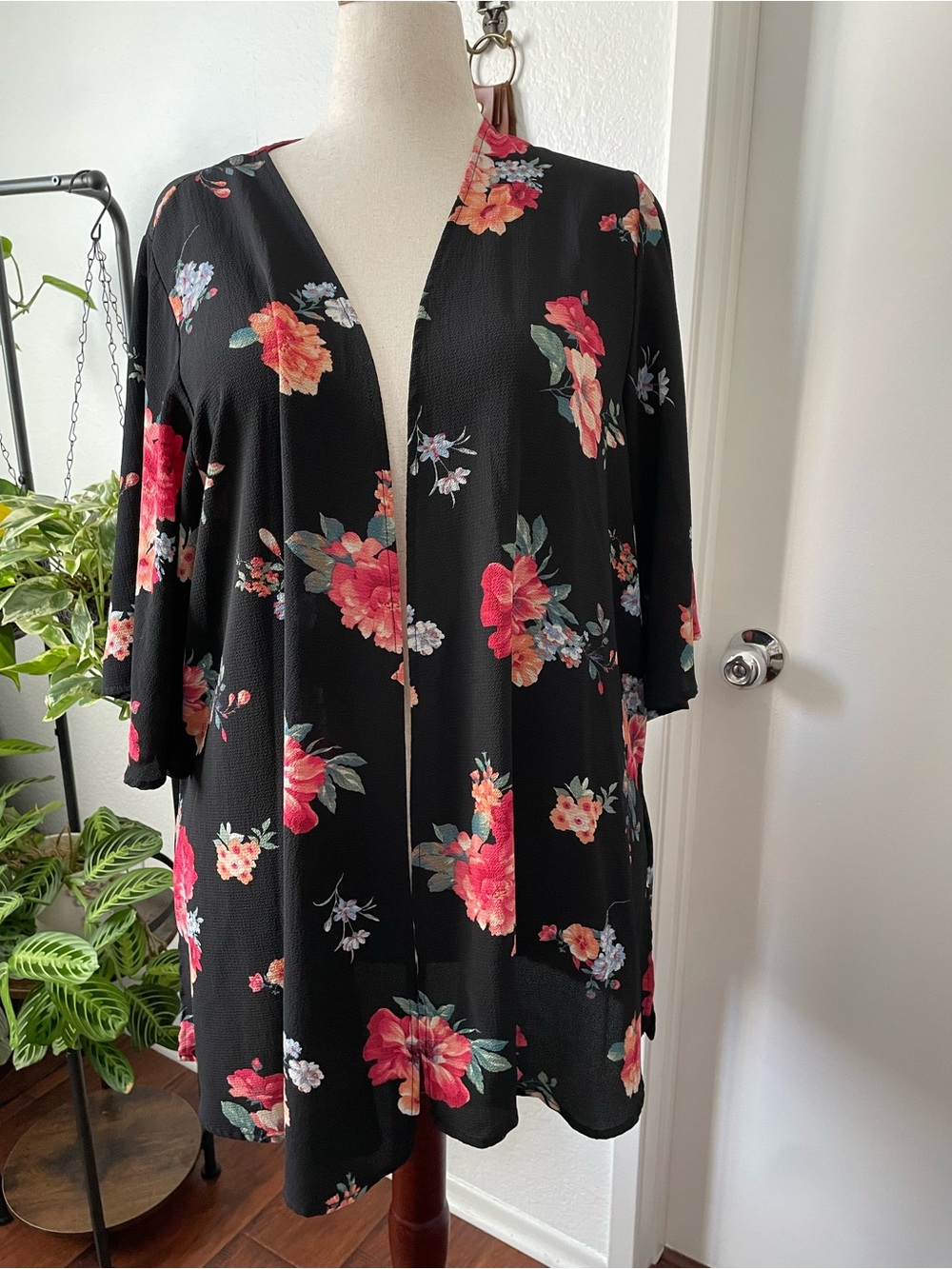 Kimono Cardigan Woman’s L Black Open Front Boho Dark Floral Artsy Romantic Fall